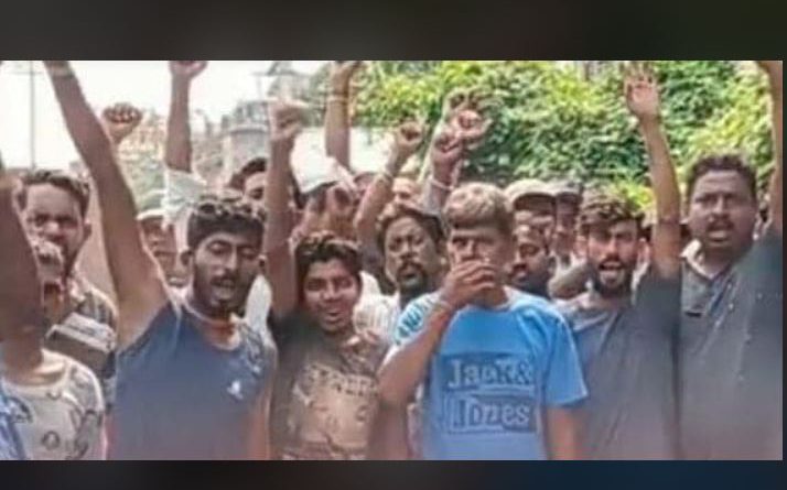 বেস্ট কলকাতা নিউজ : বেতন বঞ্চনার প্রতিবাদে শিলিগুড়িতে রাস্তায় নামলেন পুরসভার অস্থায়ী কর্মীরা