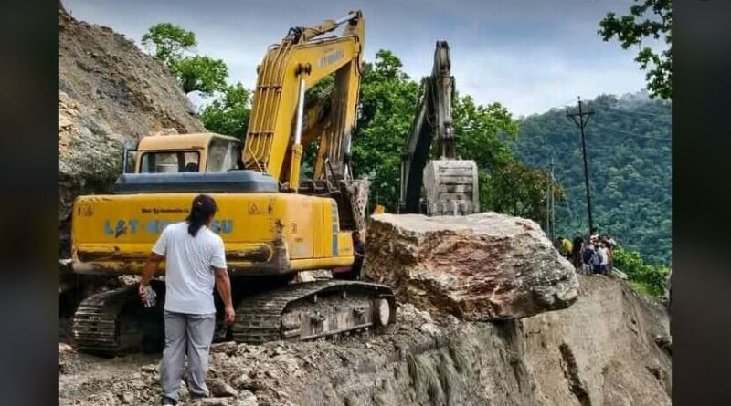 বেস্ট কলকাতা নিউজ : প্রবল ধসের কারণে বন্ধ পাহাড় এবং সমতলের মধ্যে যোগাযোগ রক্ষাকারী ১০ নম্বর জাতীয় সড়ক, সমস্যায় পড়লেন পর্যটকেরা