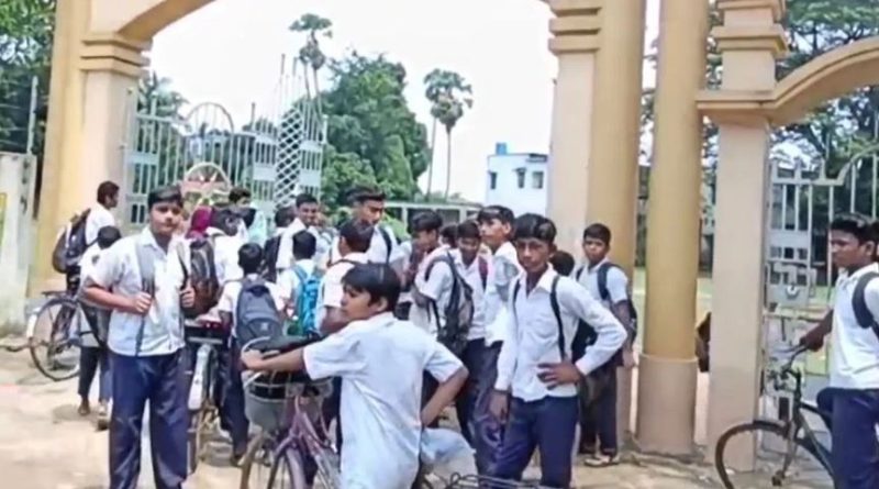বেস্ট কলকাতা নিউজ : স্কুলে না গেলে দিতে হবে ২০০ টাকা করে ! অভিযোগ উঠতেই শেষমেশ নড়চড়ে বসল স্কুল কর্তৃপক্ষ