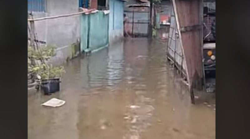 বেস্ট কলকাতা নিউজ : প্রবল বৃষ্টিতে ঘরে ঢুকে পড়লো জল, সমস্যায় পড়ে গেলেন এলাকার বাসিন্দারা
