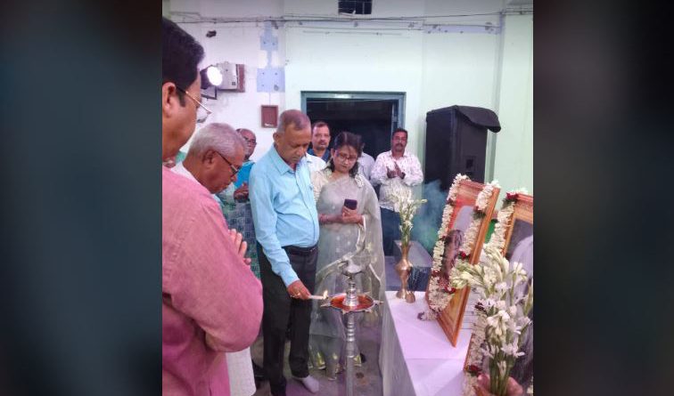 বেস্ট কলকাতা নিউজ : রবীন্দ্রনাথ ঠাকুর এবং নজরুল ইসলামকে এক সাথে শ্রদ্ধা জানালো শিলিগুড়ি ১৪ নম্বর ওয়ার্ড