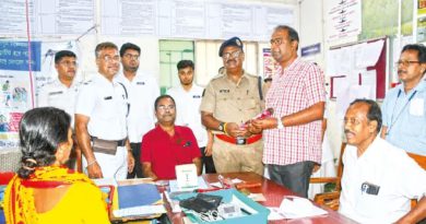 বেস্ট কলকাতা নিউজ : হাসপাতালে চিকিৎসকদের ফুল দিলেন পুলিস আধিকারিকরা, চিকিৎসক দিবসে দু’পক্ষ একে অপরকে জানালেন বিশেষ ধন্যবাদও