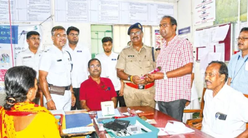 বেস্ট কলকাতা নিউজ : হাসপাতালে চিকিৎসকদের ফুল দিলেন পুলিস আধিকারিকরা, চিকিৎসক দিবসে দু’পক্ষ একে অপরকে জানালেন বিশেষ ধন্যবাদও