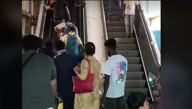 বেস্ট কলকাতা নিউজ : কোনো রকম কাজ করছে না এস্কেলেটর, এনজিপিতে চরম সমস্যায় আগত রেল যাত্রীরা যাত্রীরা
