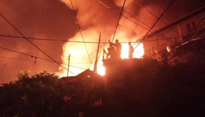 বেস্ট কলকাতা নিউজ : এক ভয়াবহ আগুন দার্জিলিং বনবিভাগের কোয়ার্টারে, সম্পূর্ণ ভস্মীভূত হল ৮ টি কোয়ার্টার