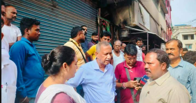 বেস্ট কলকাতা নিউজ : দুর্ঘটনায় পুড়ে ছাই হয়ে গেল শিলিগুড়ির দুটি দোকান, ঘটনাস্থলে এসে পৌঁছালেন মেয়র গৌতম দেব