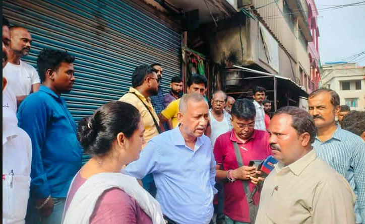 বেস্ট কলকাতা নিউজ : দুর্ঘটনায় পুড়ে ছাই হয়ে গেল শিলিগুড়ির দুটি দোকান, ঘটনাস্থলে এসে পৌঁছালেন মেয়র গৌতম দেব