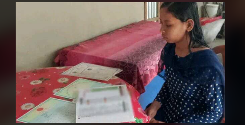 বেস্ট কলকাতা নিউজ : পড়াশোনা চালাতে অন্যের জমিতে কাজ, শিক্ষক হতে চায় বালুরঘাটের আদিবাসী ছাত্রী সুস্মিতা
