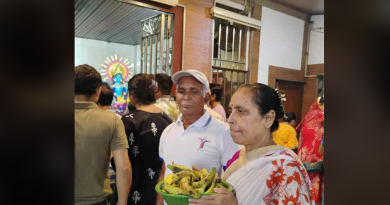 বেস্ট কলকাতা নিউজ : কৌশিকী অমাবস্যা উপলক্ষে শিলিগুড়ির আনন্দময়ী "কালীবাড়িতে ফল বিতরণ করা হলো ভক্ত এবং দুঃস্থদের মধ্যে