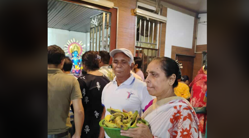বেস্ট কলকাতা নিউজ : কৌশিকী অমাবস্যা উপলক্ষে শিলিগুড়ির আনন্দময়ী "কালীবাড়িতে ফল বিতরণ করা হলো ভক্ত এবং দুঃস্থদের মধ্যে