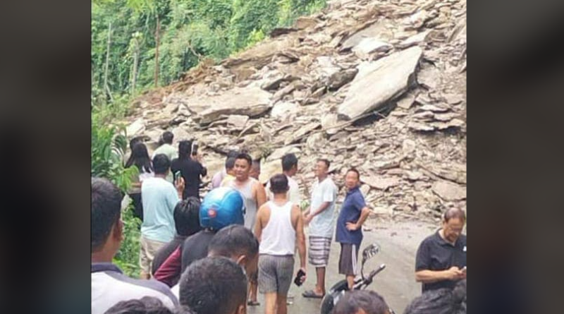 বেস্ট কলকাতা নিউজ : একটানা বৃষ্টির কারণে ফের ধস নামলো ১০ নম্বর জাতীয় সড়কে, বন্ধ হল যান চলাচল