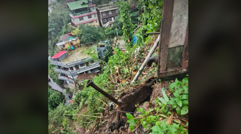 বেস্ট কলকাতা নিউজ : এক ভয়াবহ ভূমিধস নামলো কার্শিয়াং এ, ব্যাপক ক্ষতিগ্রস্ত হল দুটি বাড়ি