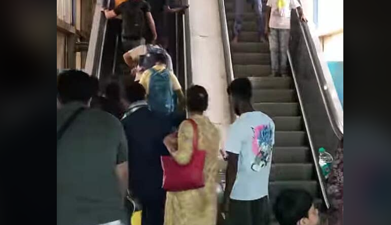 বেস্ট কলকাতা নিউজ : কোনো রকম কাজ করছে না এস্কেলেটর, এনজিপিতে চরম সমস্যায় পড়লেন রেল যাত্রীরা