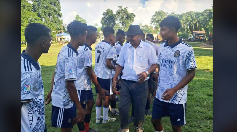 বেস্ট কলকাতা নিউজ : বিতর্ক যাকে সারাক্ষণ তাড়া করে বেড়ায় , নিজের ওয়ার্ডে ফুটবল প্রতিযোগিতার উদ্বোধন করলেন সেই দিলীপ বর্মন