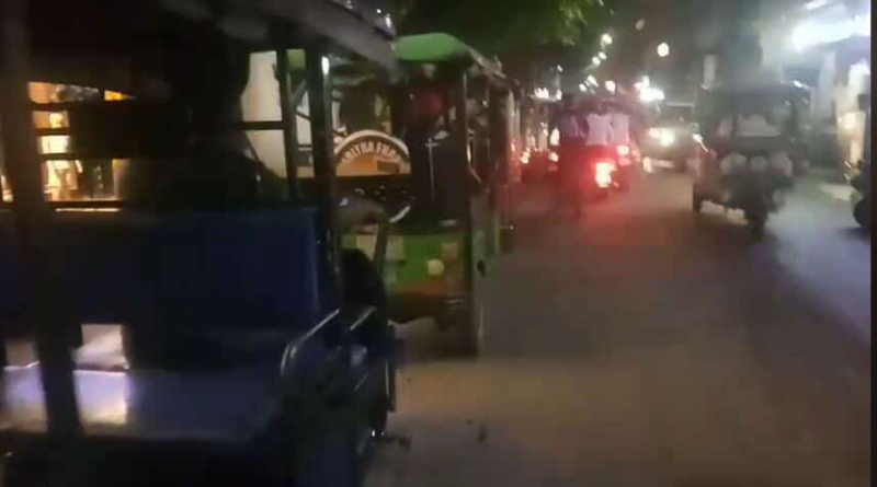 বেস্ট কলকাতা নিউজ : সামনে পুজো আসছে , সন্ধ্যা বেলায় সাধারণ মানুষের পথ চলা দায় হয়ে পড়ছে শহর শিলিগুড়িতে