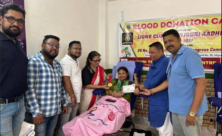 বেস্ট কলকাতা নিউজ : শিলিগুড়ি ২০ নং ওয়ার্ড তৃনমূল যুব কংগ্রেসের উদ্যোগে আয়োজন করা হল এক রক্তদান শিবিরের