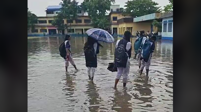 বেস্ট কলকাতা নিউজ : রাতভর বৃষ্টিতে ডুবে গেল ফুলবাড়ি উচ্চ বিদ্যালয় এর মাঠ