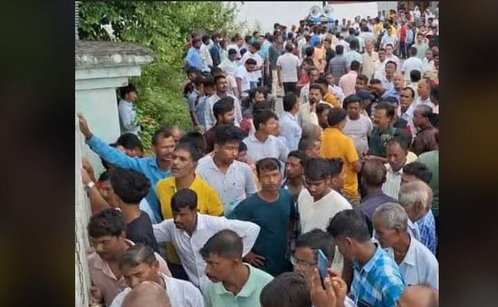 বেস্ট কলকাতা নিউজ : একাধিক দাবিতে চা পর্ষদের সামনে তুমুল বিক্ষোভ দেখালেন চা শ্রমিকরা