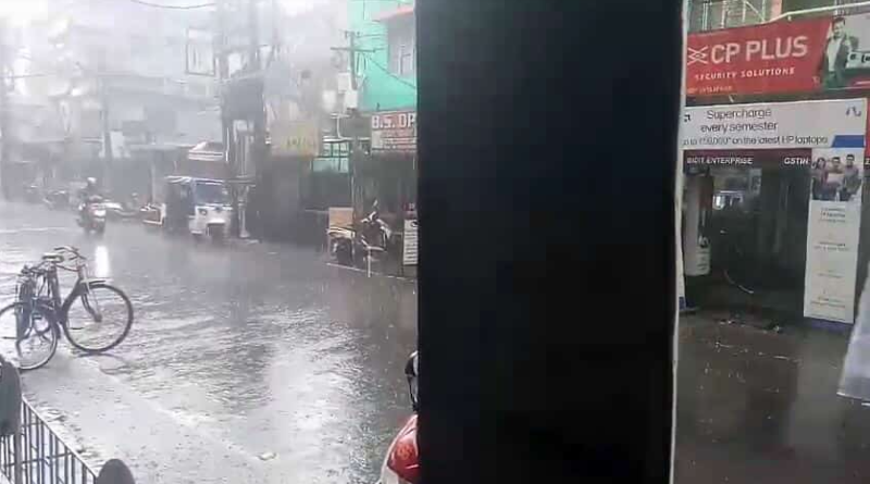 বেস্ট কলকাতা নিউজ : হঠাৎ করে বৃষ্টি নামলো শিলিগুড়িতে, হতচকিত হয়ে গেলেন পথ চলতি মানুষ