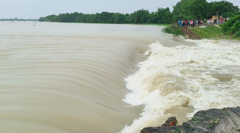 বেস্ট কলকাতা নিউজ : প্রবল জলের চাপে উড়ে গেল প্রায় দেড় কোটি টাকা ব্যয়ে নির্মিত ফুলহরের নতুন বাঁধ, বানভাসি হল প্রায় দেড় লাখ মানুষ
