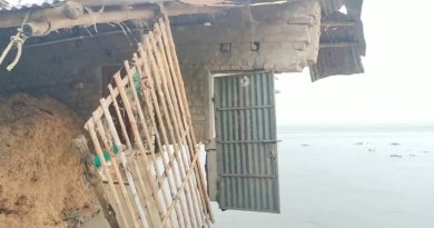 বেস্ট কলকাতা নিউজ : গঙ্গা ভাঙনে তলিয়ে গেল ১০ টি বাড়ি, বিপদজনক ভাবে ঝুলে রয়েছে এমনকি কালী মন্দির
