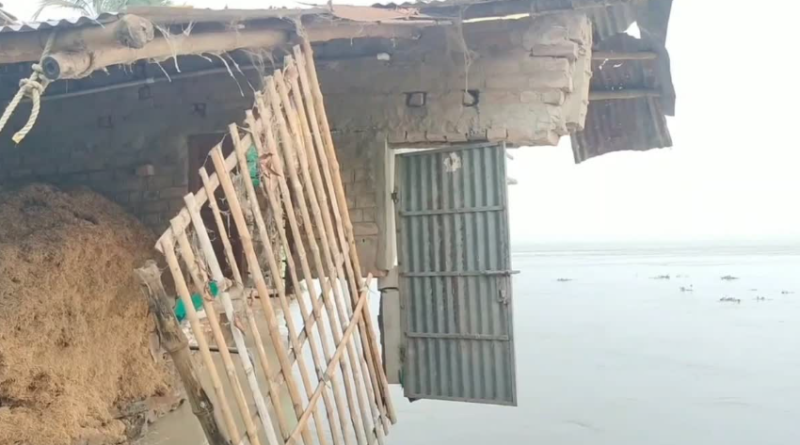 বেস্ট কলকাতা নিউজ : গঙ্গা ভাঙনে তলিয়ে গেল ১০ টি বাড়ি, বিপদজনক ভাবে ঝুলে রয়েছে এমনকি কালী মন্দির
