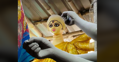 বেস্ট কলকাতা নিউজ : আর মাত্র কুড়ি দিন বাকি, কুমারতুলিতে শেষ পর্যায়ে মায়ের মূর্তি তৈরীর কাজ