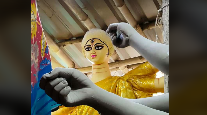 বেস্ট কলকাতা নিউজ : আর মাত্র কুড়ি দিন বাকি, কুমারতুলিতে শেষ পর্যায়ে মায়ের মূর্তি তৈরীর কাজ