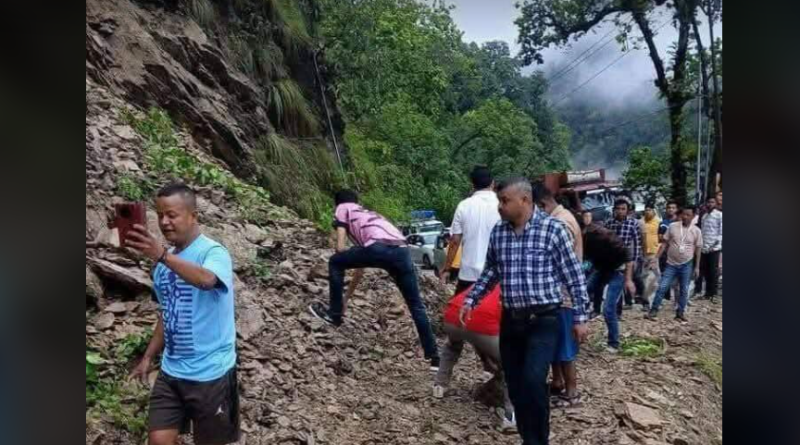 বেস্ট কলকাতা নিউজ : ক্রমাগত লাগাতার বৃষ্টি দার্জিলিংয়ে, চরম অসুবিধার মধ্যে পড়লেন পর্যটকরা
