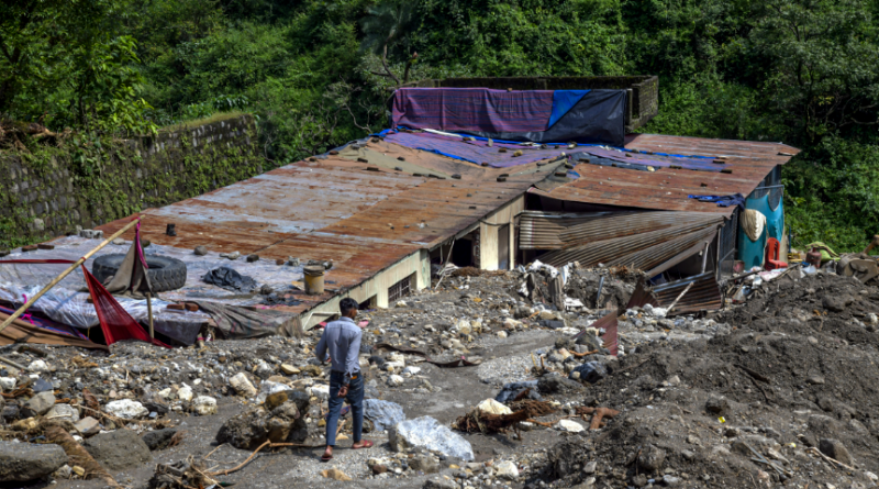 বেস্ট কলকাতা নিউজ : ফের পাহাড়ে নামলো ভয়াবহ ধস, মেঘভাঙা বৃষ্টিতে ভেসে গেল বাড়ি, নিখোঁজ হল ১০ জন