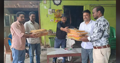 বেস্ট কলকাতা নিউজ : গনেশ পুজোতে শাড়ি বিতরণ করলেন শিলিগুড়ির বিতর্কিত কাউন্সিলর দিলীপ বর্মন