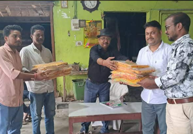 বেস্ট কলকাতা নিউজ : গনেশ পুজোতে শাড়ি বিতরণ করলেন শিলিগুড়ির বিতর্কিত কাউন্সিলর দিলীপ বর্মন