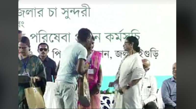 বেস্ট কলকাতা নিউজ : উত্তরবঙ্গের ৮টি জেলার পাট্টা বিতরণ করলেন মুখ্যমন্ত্রী মমতা বন্দ্যোপাধ্যায়