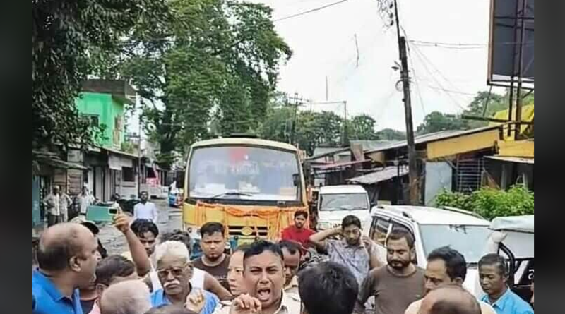 বেস্ট কলকাতা নিউজ : খড়িবাড়িতে বেহাল অবস্থা সড়কের, চরম ক্ষোভে ফেটে পড়লো সাধারণ মানুষজন