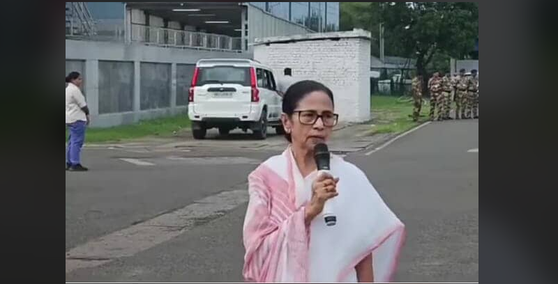 বেস্ট কলকাতা নিউজ : নেপালের জন্য আমি বেশ চিন্তিত, শিলিগুড়ি নেমেই এমনটাই জানালেন রাজ্যের মুখ্যমন্ত্রী