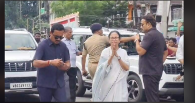 বেস্ট কলকাতা নিউজ : জলপাইগুড়িতে প্রশাসনিক সভায় এলেন মুখ্যমন্ত্রী মমতা বন্দ্যোপাধ্যায়, রাস্তার দুধারে ভীড় জমলো অগনিত মানুষের