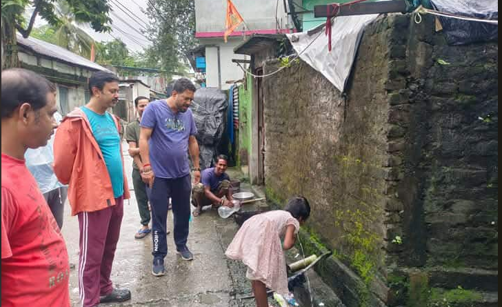 বেস্ট কলকাতা নিউজ : পাড়ায় পাড়ায় ঘুরে মানুষের সাথে দেখা করে সমস্যা মিটানোর চেষ্টা করলেন বিধায়ক শঙ্কর ঘোষ