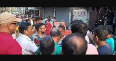 বেস্ট কলকাতা নিউজ : শিলিগুড়িতে দোকানের কর্মচারীদের সাথে গ্রাহকের বচসা, অবশেষে পরিস্থিতি সামাল দিতে ঘটনাস্থলে এলো পুলিশ বাহিনী