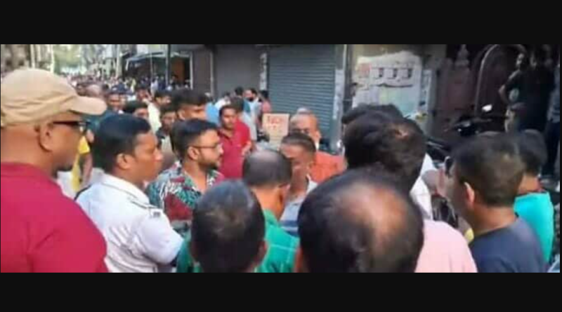 বেস্ট কলকাতা নিউজ : শিলিগুড়িতে দোকানের কর্মচারীদের সাথে গ্রাহকের বচসা, অবশেষে পরিস্থিতি সামাল দিতে ঘটনাস্থলে এলো পুলিশ বাহিনী