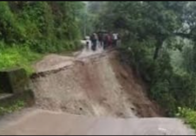 বেস্ট কলকাতা নিউজ : সেবকে পাহাড়ের বিশাল বড় পাথরের ধস নেমে এলো রাস্তায়, বন্ধ হয়ে গেল শিলিগুড়ি-সিকিম লাইফ লাইন এর মূল সড়ক পথ