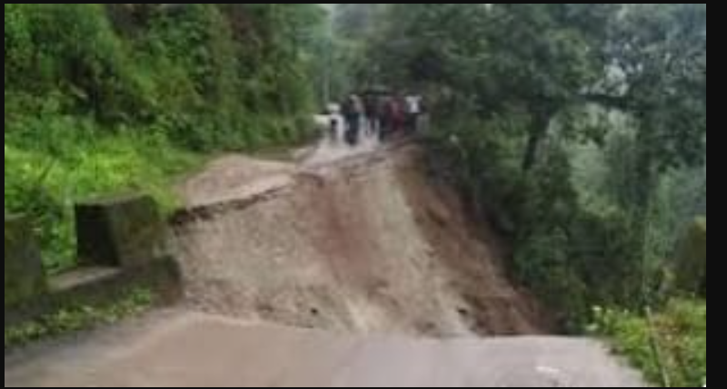 বেস্ট কলকাতা নিউজ : সেবকে পাহাড়ের বিশাল বড় পাথরের ধস নেমে এলো রাস্তায়, বন্ধ হয়ে গেল শিলিগুড়ি-সিকিম লাইফ লাইন এর মূল সড়ক পথ