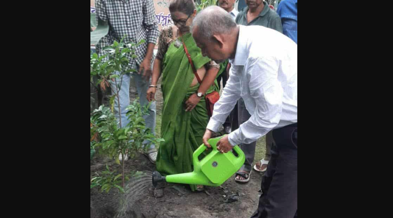 বেস্ট কলকাতা নিউজ : ৭৫তম বর্ষ কলেজপাড়া পুজো কমিটির পক্ষ থেকে বৃক্ষ রোপণ কর্মসূচির আয়োজন করা হলো কলেজপাড়া শিশু উদ্যানে