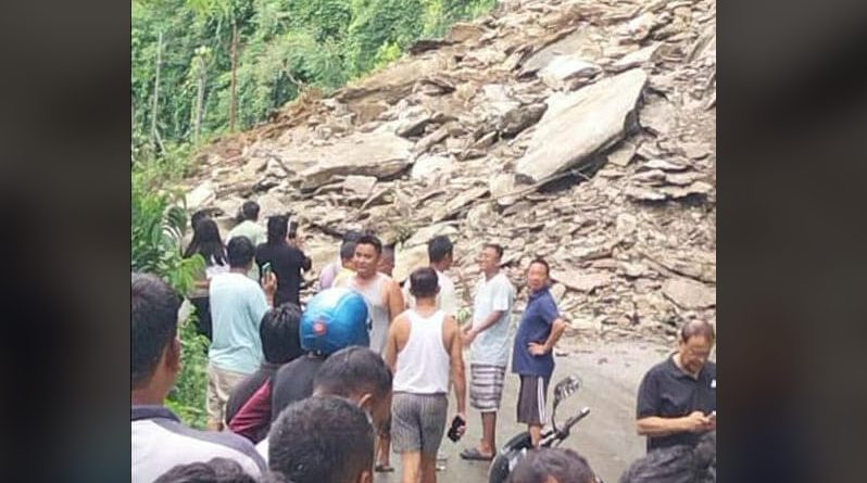 বেস্ট কলকাতা নিউজ : একটানা বৃষ্টির কারণে ফের ধস নামলো ১০ নম্বর জাতীয় সড়কে সম্পূর্ণ বন্ধ হল যানবাহন চলাচল