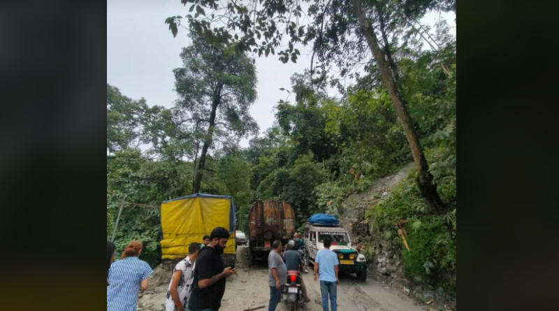 বেস্ট কলকাতা নিউজ : ফের ভয়াবহ ধস নামলো এন এইচ ১০ এ, রাস্তা বন্ধ হয়ে যাওয়ার কারণে সৃষ্টি হল তীব্র যানজট