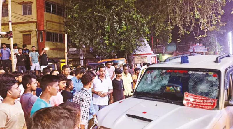 বেস্ট কলকাতা নিউজ : মঙ্গলবাড়িতে নীলবাতি লাগানো গাড়ির ধাক্কায় জখম অন্তঃসত্ত্বা, ভাঙচুর চালালো উত্তেজিত জনতা