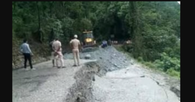 বেস্ট কলকাতা নিউজ : জাতীয় সড়কে মেরামতির ৪৮ ঘণ্টার মধ্য আবার ধস নামলো ন্যাশনাল হাইওয়েতে , চরম সমস্যায় পড়লো নিত্যযাত্রীরা