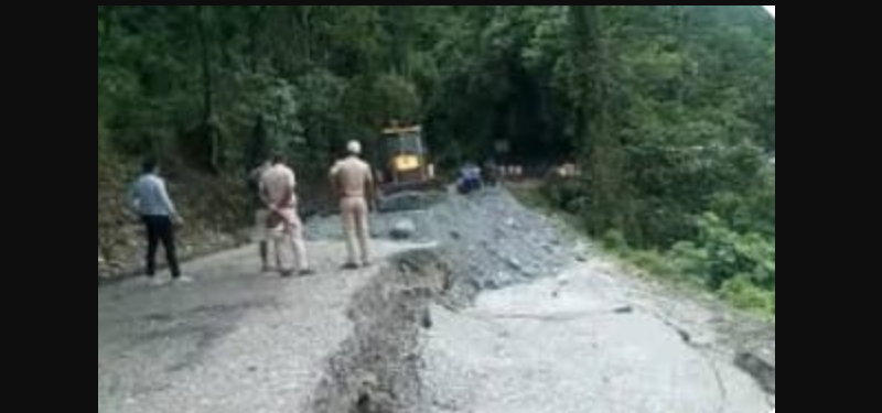 বেস্ট কলকাতা নিউজ : জাতীয় সড়কে মেরামতির ৪৮ ঘণ্টার মধ্য আবার ধস নামলো ন্যাশনাল হাইওয়েতে , চরম সমস্যায় পড়লো নিত্যযাত্রীরা