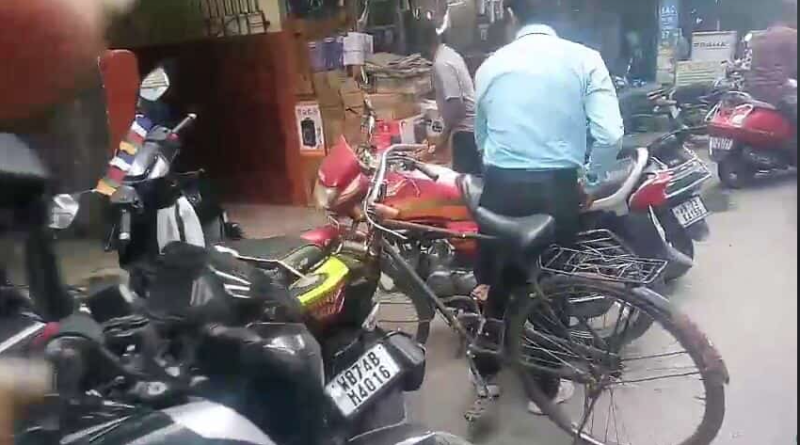 বেস্ট কলকাতা নিউজ : পুজোর আগেই ক্রমশ বাড়ছে দুই চাকার যান, শিলিগুড়িতে চরম সমস্যায় সাধারন মানুষজন