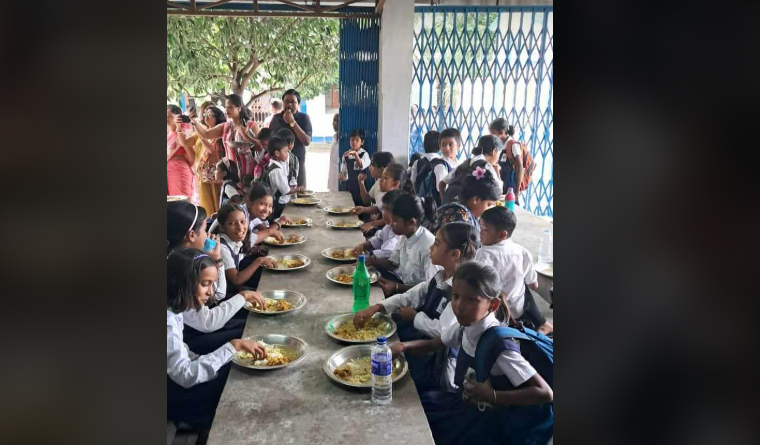 বেস্ট কলকাতা নিউজ : শিলিগুড়িতে আমাদের পাড়া আমাদের সমাধান প্রকল্পের অধীনে মিড ডে মিল খাওয়ানো হলো শ্রী গুরু বিদ্যামন্দিরে ছাত্র-ছাত্রীদের