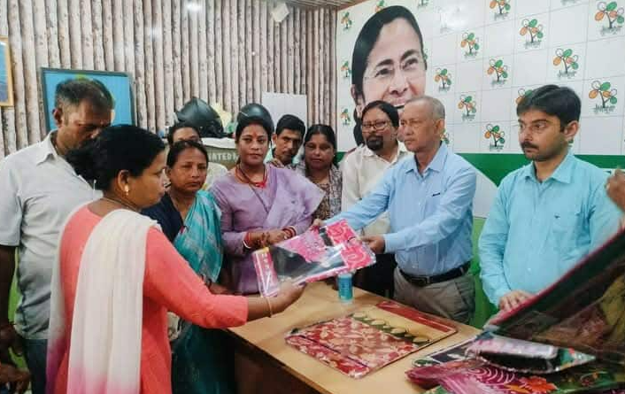 বেস্ট কলকাতা নিউজ : আসন্ন শারদীয়া দুর্গোৎসব উপলক্ষ্যে মেয়রের উদ্যোগে শিলিগুড়িতে আয়োজিত হল এক বস্ত্র বিতরণ কর্মসূচির
